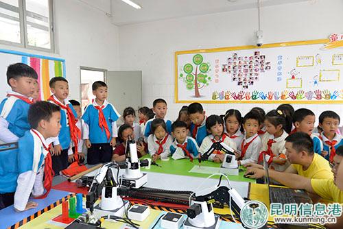 同學們體驗人工智能科技