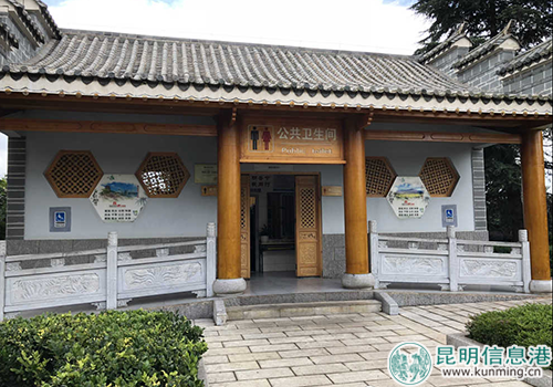 東湖廣場上的最美公廁。