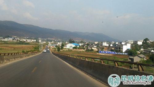 在原滇緬公路路段提高等級重新鋪設(shè)的國道。