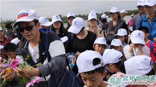 楊禮攀為市民講解濕地植物。劉璐璐攝 (3)