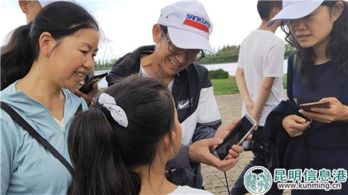 楊禮攀查看市民所拍照片。劉璐璐攝