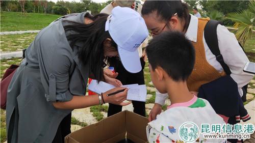 工作人員正在分發(fā)精美小禮品。劉璐璐攝