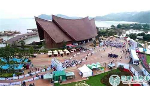 市民們開(kāi)始線(xiàn)下健步活動(dòng)。昆明日?qǐng)?bào)記者周密攝