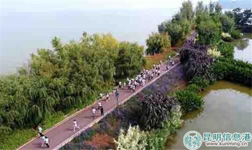 市民們?cè)诮∽哌^(guò)程中。昆明日?qǐng)?bào)記者周密攝
