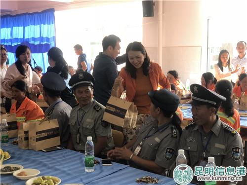 送上月餅等慰問品 送上月餅等慰問品