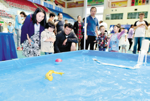 圖為機器魚展示踢球絕技。記者王俊星攝