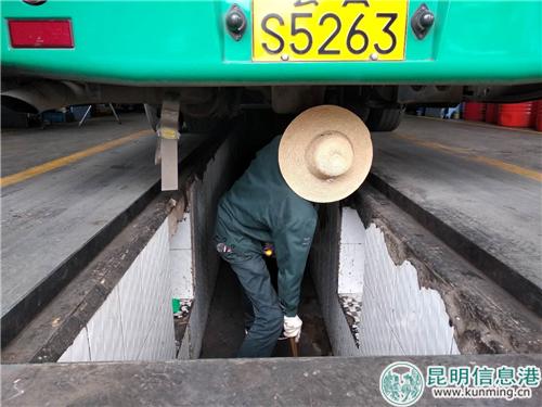 昆明公交20車(chē)隊(duì)開(kāi)展車(chē)輛安全檢查 (2) 昆明公交20車(chē)隊(duì)開(kāi)展車(chē)輛安全檢查 (2)