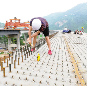 功東高速公路抓緊建設(shè)中。