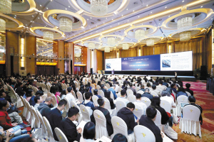 嘉賓積極為昆明建設(shè)區(qū)域性國(guó)際金融服務(wù)中心建言獻(xiàn)策。 記者李海曦?cái)z