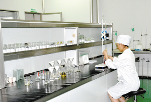 云南國(guó)鶴藥業(yè)工作人員檢測(cè)中藥飲片的質(zhì)量。受訪者供圖