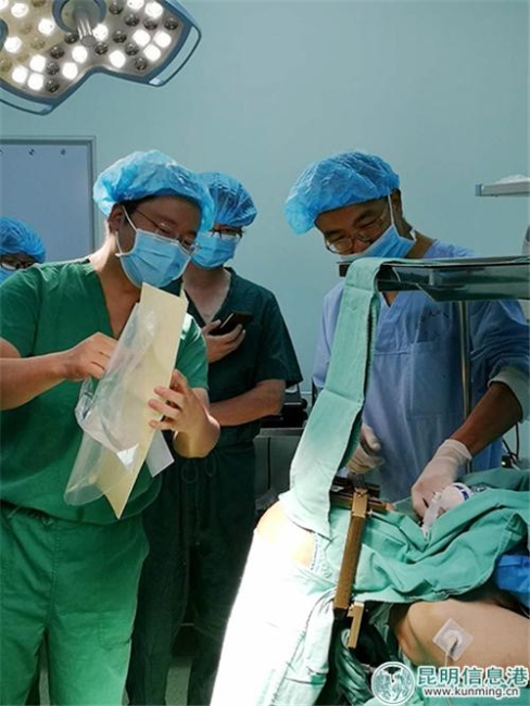 手術(shù)進(jìn)行中。