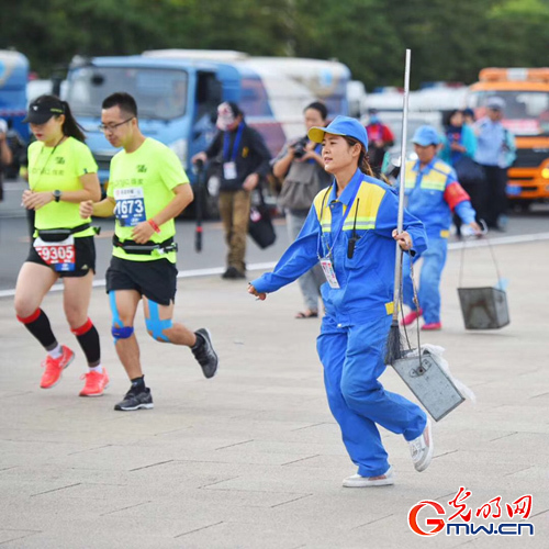【中國夢?踐行者】這樣一群早出晚歸的“馬路天使”，扮靚天安門廣場迎國慶丨動圖