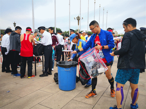 【中國夢?踐行者】這樣一群早出晚歸的“馬路天使”，扮靚天安門廣場迎國慶丨動圖