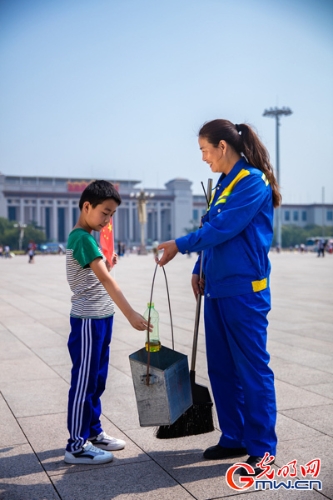 【中國夢?踐行者】這樣一群早出晚歸的“馬路天使”，扮靚天安門廣場迎國慶丨動圖
