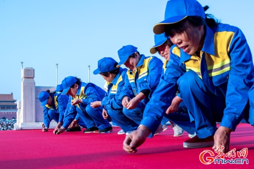 【中國夢?踐行者】這樣一群早出晚歸的“馬路天使”，扮靚天安門廣場迎國慶丨動圖