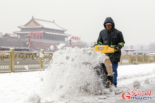 【中國夢?踐行者】這樣一群早出晚歸的“馬路天使”，扮靚天安門廣場迎國慶丨動圖