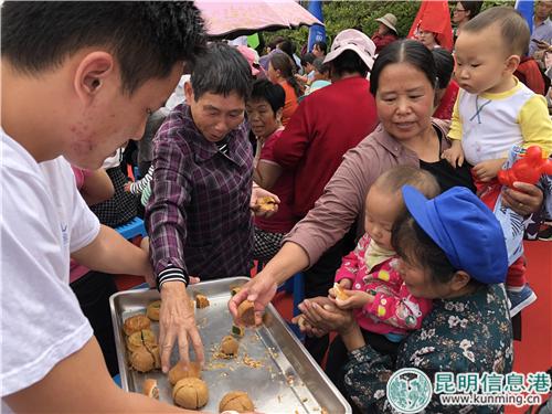 花田社區(qū)為轄區(qū)居民提前過中秋 花田社區(qū)為轄區(qū)居民提前過中秋