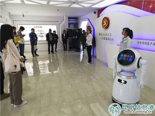 工作人員介紹呈貢信息產(chǎn)業(yè)園區(qū)黨群活動服務(wù)中心情況