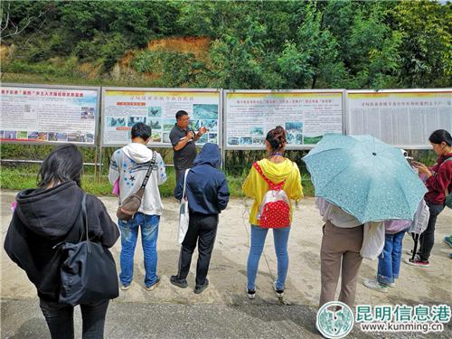 李雙紅向媒體團(tuán)介紹尋甸嵐亞養(yǎng)殖專業(yè)合作社