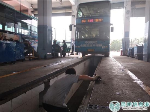 二十車隊技術(shù)人員對車輛進行安全檢查 二十車隊技術(shù)人員對車輛進行安全檢查