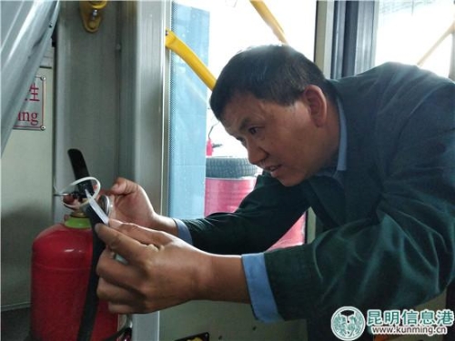 二十車隊技術(shù)人員對車上安全設(shè)施進行檢查 二十車隊技術(shù)人員對車上安全設(shè)施進行檢查