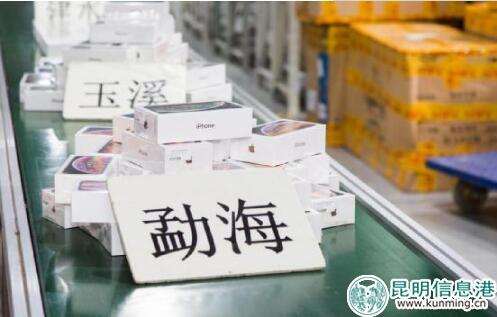 九機(jī)昆明總倉(cāng)流水線上即將發(fā)往各地的蘋(píng)果新品 九機(jī)昆明總倉(cāng)流水線上即將發(fā)往各地的蘋(píng)果新品