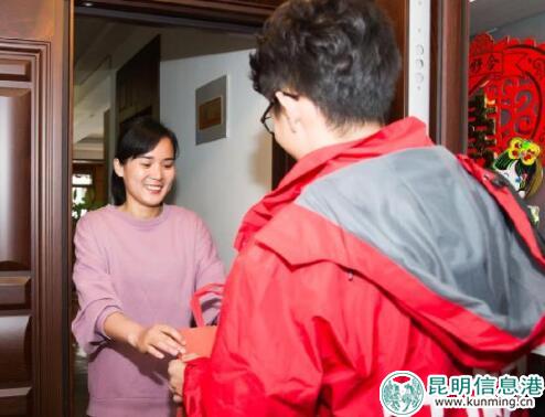 市民高女士在家中收到了此前預(yù)定的iphone XS 市民高女士在家中收到了此前預(yù)定的iphone XS