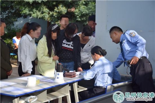 家屬們在做入所登記。