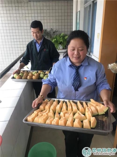 昆明公交三公司志愿者為一線駕駛員送去應(yīng)節(jié)食物 昆明公交三公司志愿者為一線駕駛員送去應(yīng)節(jié)食物