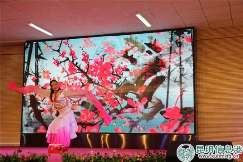 圖說(shuō)：輔導(dǎo)員“驚鴻一瞥”驚艷全場(chǎng)。實(shí)習(xí)記者 莊園 攝