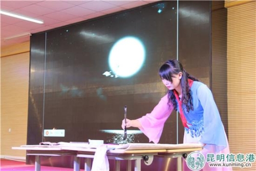 圖說(shuō)：輔導(dǎo)員現(xiàn)場(chǎng)展示書(shū)法“月韻”。實(shí)習(xí)記者 莊園 攝