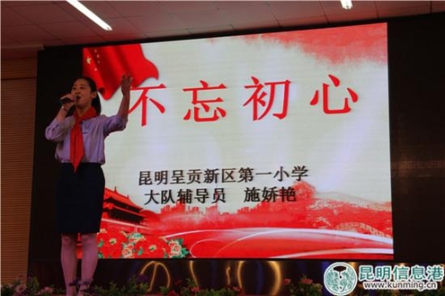 圖說(shuō)：輔導(dǎo)員一曲高歌點(diǎn)燃全場(chǎng)氣氛。實(shí)習(xí)記者 莊園 攝