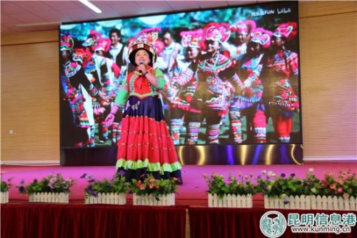 圖說(shuō)：輔導(dǎo)員展示傈僳族原生態(tài)祝酒歌。實(shí)習(xí)記者 莊園 攝