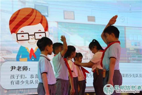 圖說(shuō)：情景劇一幕“今天我光榮加入少先隊(duì)”。實(shí)習(xí)記者 莊園 攝