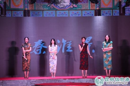 朗誦《秦淮景》，講述秦淮藝伎面臨孰生孰死的選擇