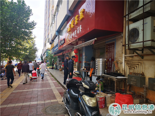 城管執(zhí)法人員整治店外經(jīng)營、占道經(jīng)營1