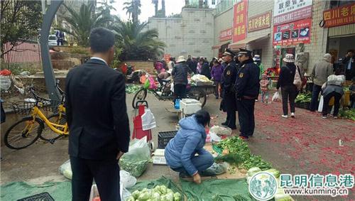 城管執(zhí)法人員整治店外經(jīng)營、占道經(jīng)營2