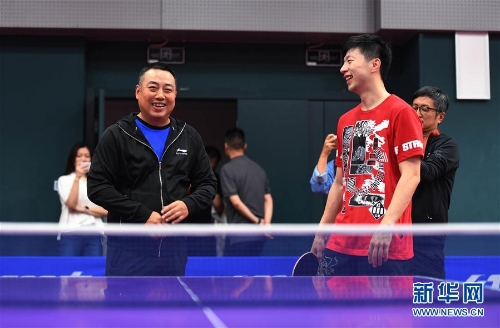 與隊(duì)員交談 與隊(duì)員交談