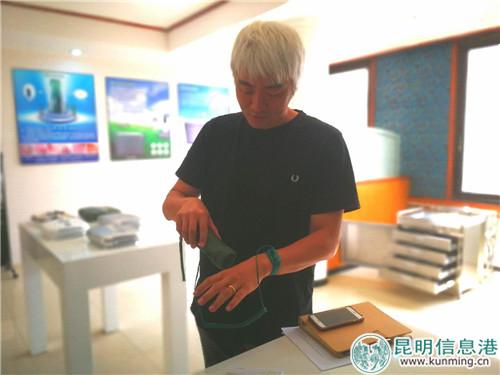 吳征威展示工作站研發(fā)的產(chǎn)品單兵外傷處理套裝。勞學(xué)麗 攝