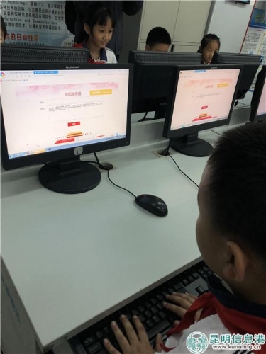 同學們在昆明文明網(wǎng)上“向國旗寄語”頁面留下了自己對祖國的祝福。