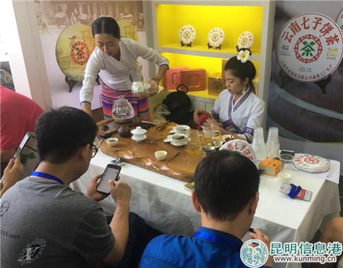 市民、游客品茶