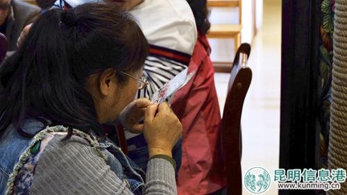 盲友收到首都之旅的紀(jì)念照 記者曹月 攝3 盲友收到首都之旅的紀(jì)念照 記者曹月 攝3