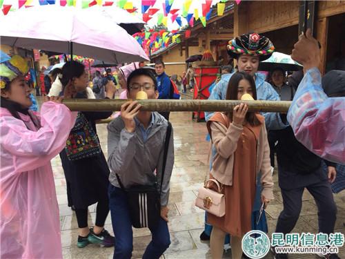 盡管下雨，也難擋游客的參與熱情。