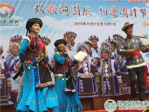 十一期間，游客可以前往民族村體驗少數(shù)民族的淳樸熱情。