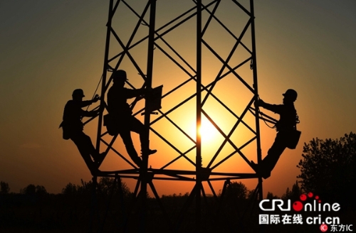 圖片默認(rèn)標(biāo)題_fororder_（2018年10月1日，安徽省滁州市1100多名電力工人放棄節(jié)日休假，堅(jiān)守一線崗位。東方IC版權(quán)圖片）