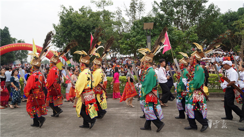 隴川舉辦目瑙縱歌節(jié) 體驗萬人狂歡的歡樂盛會