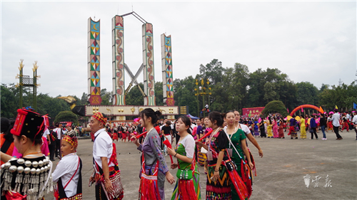隴川舉辦目瑙縱歌節(jié) 體驗萬人狂歡的歡樂盛會