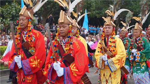 隴川舉辦目瑙縱歌節(jié) 體驗萬人狂歡的歡樂盛會