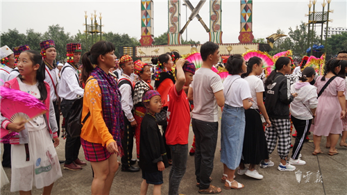 隴川舉辦目瑙縱歌節(jié) 體驗萬人狂歡的歡樂盛會