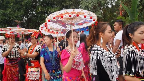 隴川舉辦目瑙縱歌節(jié) 體驗萬人狂歡的歡樂盛會